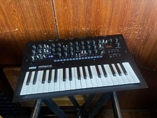 Synthétiseur analogique korg